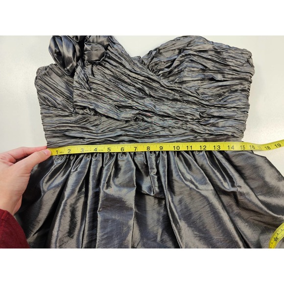 Maggy London Silver Gray Metallic Crinkle Sweetheart Shoulder Rosette Dress 14 ^ - Picture 6 of 9